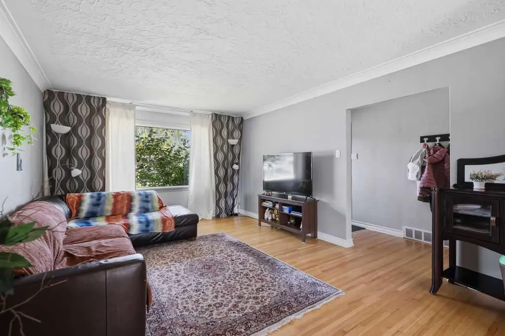 2808 19 Street NW Calgary AB T2M 3V8