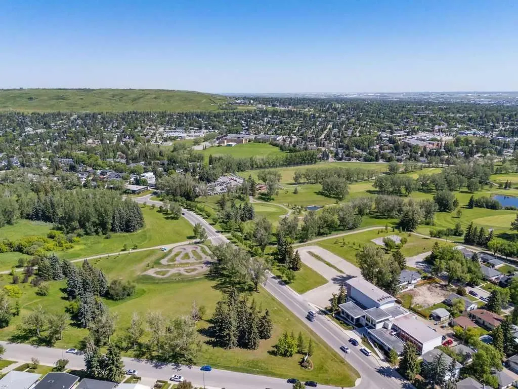 2808 19 Street NW Calgary AB T2M 3V8