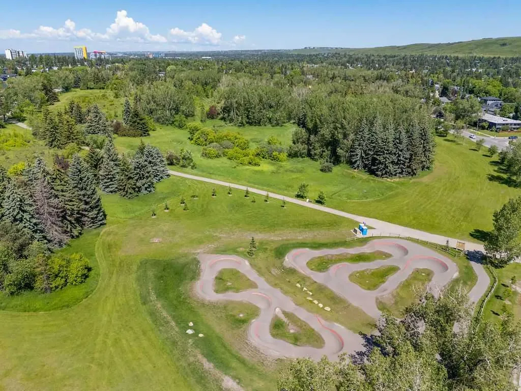 2808 19 Street NW Calgary AB T2M 3V8