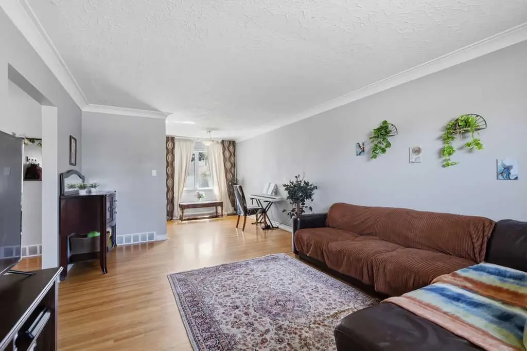 2808 19 Street NW Calgary AB T2M 3V8