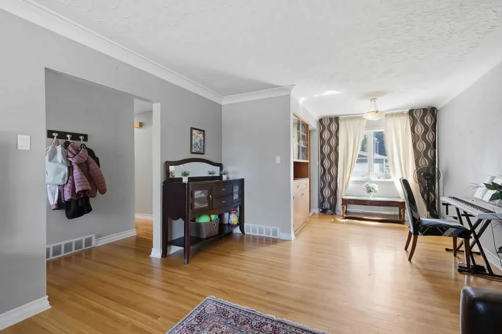 2808 19 Street NW Calgary AB T2M 3V8