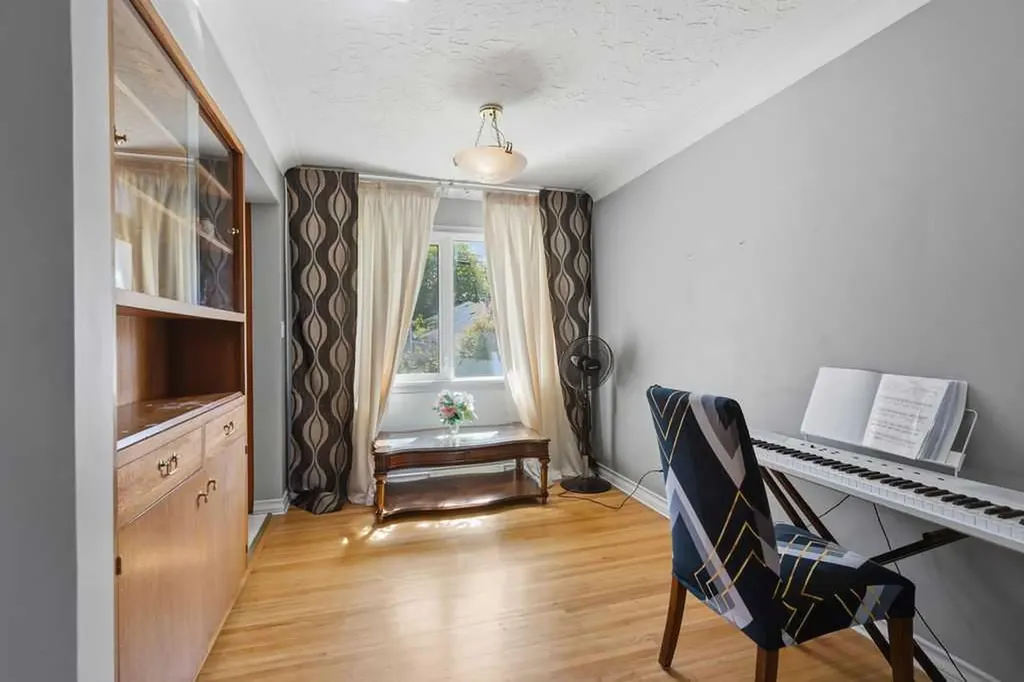 2808 19 Street NW Calgary AB T2M 3V8