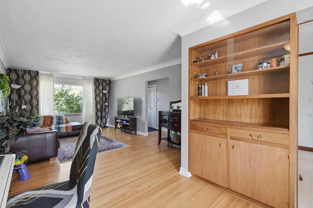 2808 19 Street NW Calgary AB T2M 3V8