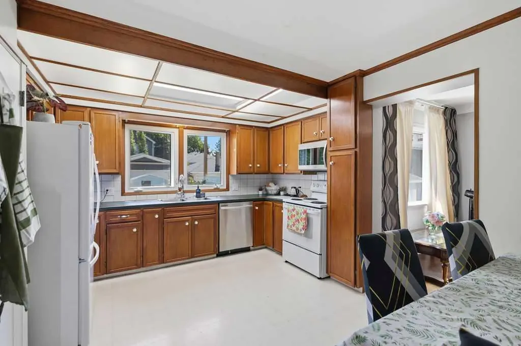 2808 19 Street NW Calgary AB T2M 3V8