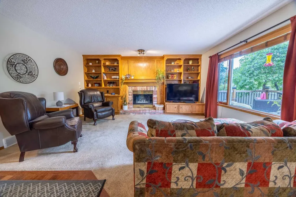 19 Mckenzie Lake Manor SE Calgary AB T2Z 1Y4