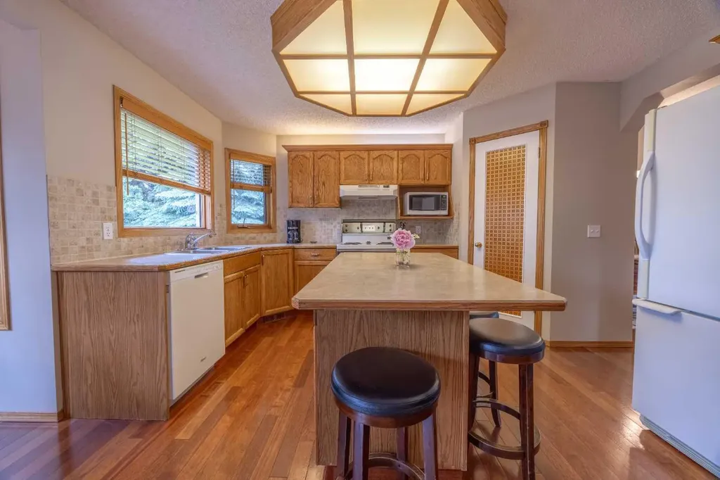 19 Mckenzie Lake Manor SE Calgary AB T2Z 1Y4