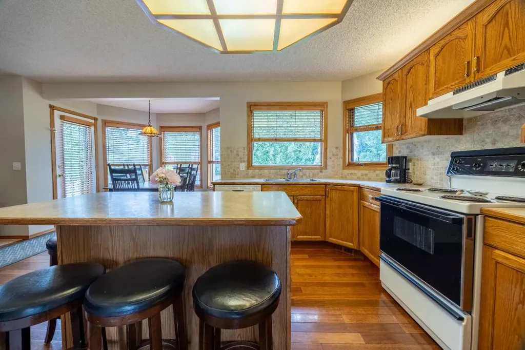 19 Mckenzie Lake Manor SE Calgary AB T2Z 1Y4