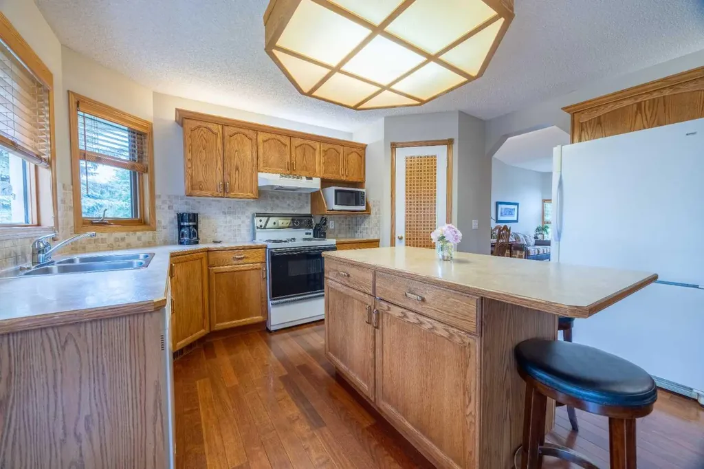 19 Mckenzie Lake Manor SE Calgary AB T2Z 1Y4