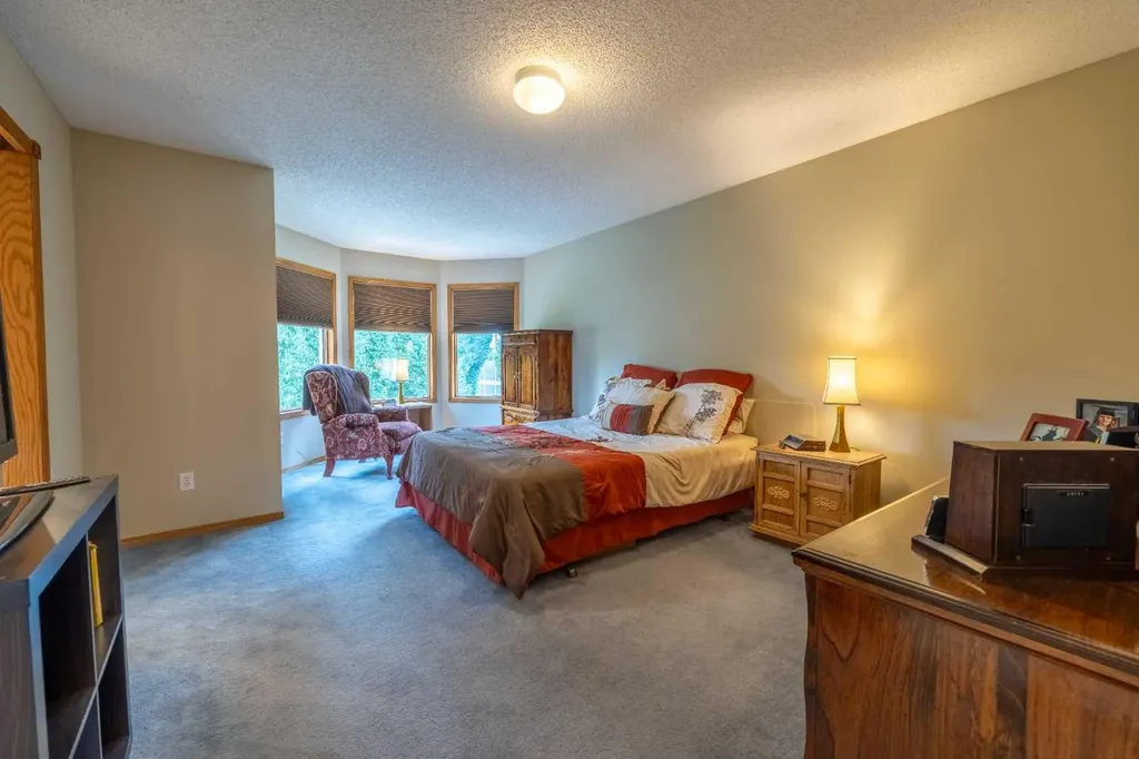 19 Mckenzie Lake Manor SE Calgary AB T2Z 1Y4