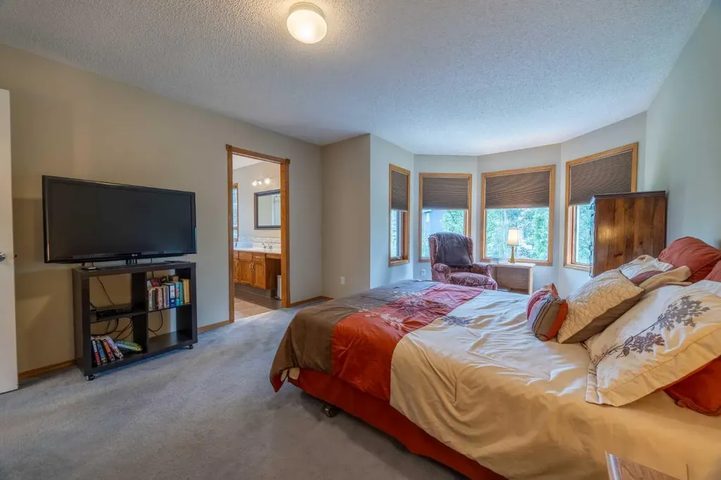 19 Mckenzie Lake Manor SE Calgary AB T2Z 1Y4