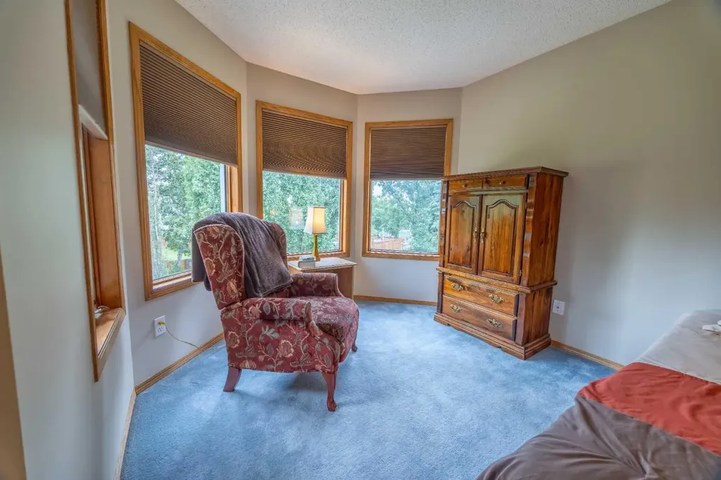 19 Mckenzie Lake Manor SE Calgary AB T2Z 1Y4