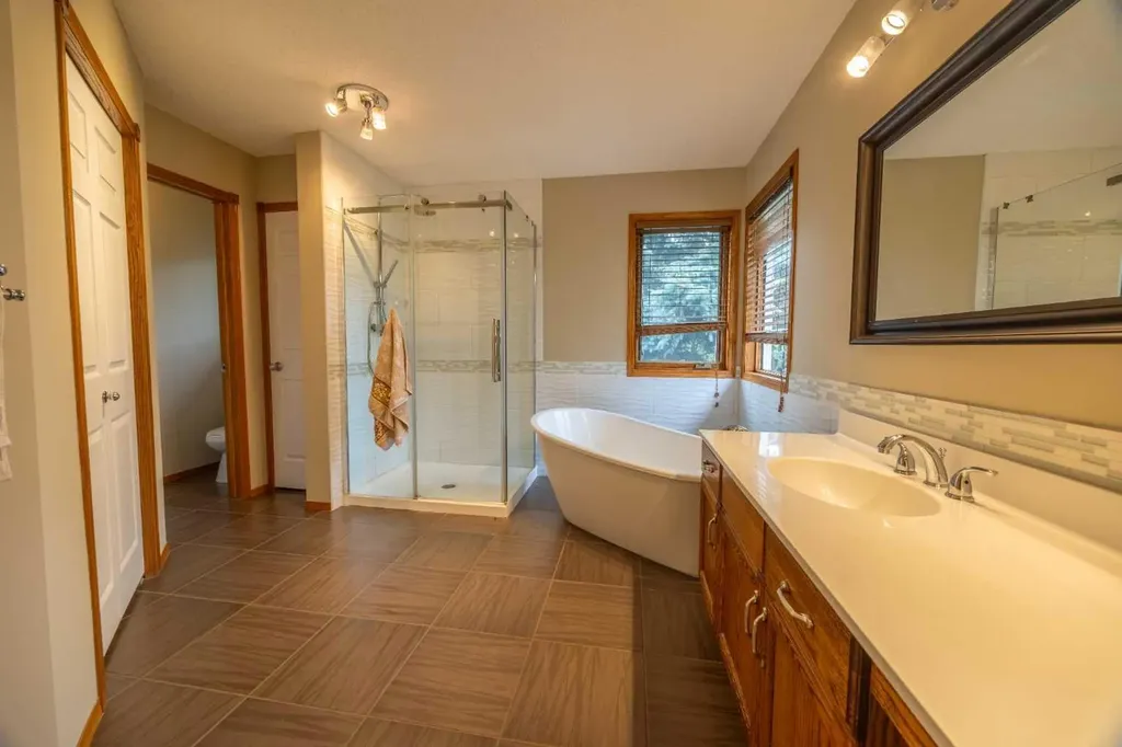 19 Mckenzie Lake Manor SE Calgary AB T2Z 1Y4