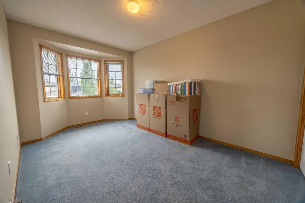 19 Mckenzie Lake Manor SE Calgary AB T2Z 1Y4