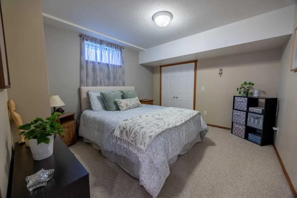 19 Mckenzie Lake Manor SE Calgary AB T2Z 1Y4