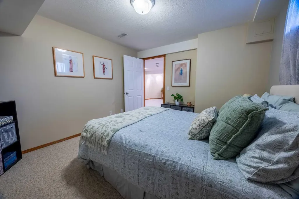 19 Mckenzie Lake Manor SE Calgary AB T2Z 1Y4