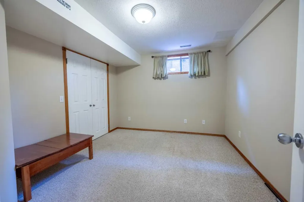 19 Mckenzie Lake Manor SE Calgary AB T2Z 1Y4
