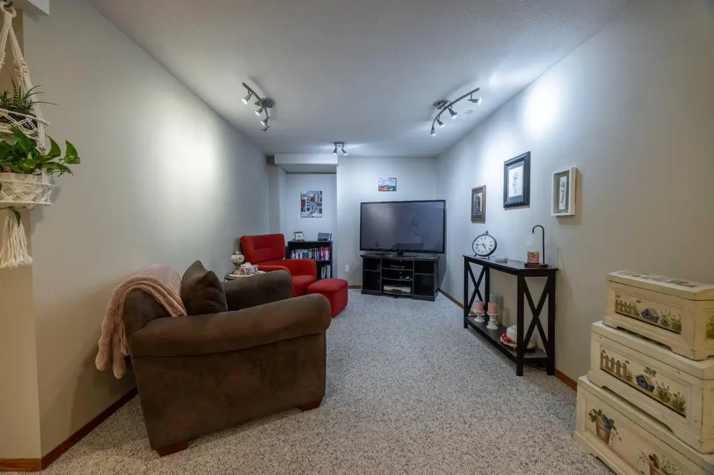 19 Mckenzie Lake Manor SE Calgary AB T2Z 1Y4