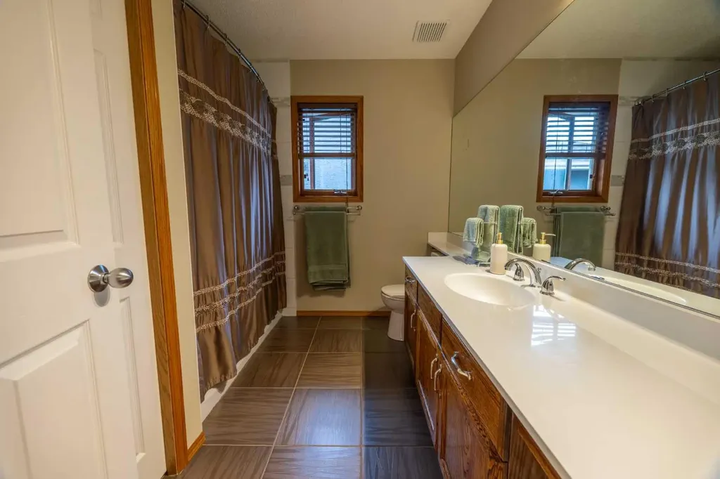 19 Mckenzie Lake Manor SE Calgary AB T2Z 1Y4