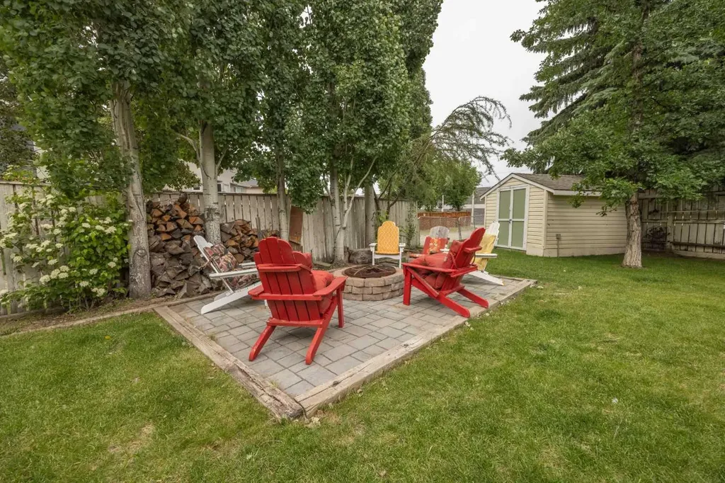 19 Mckenzie Lake Manor SE Calgary AB T2Z 1Y4