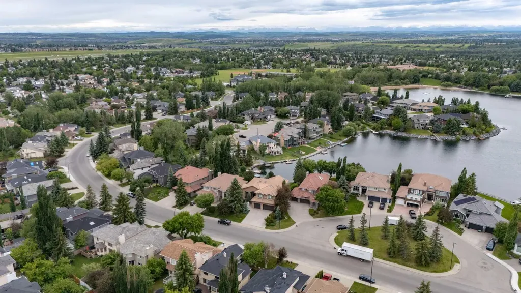 19 Mckenzie Lake Manor SE Calgary AB T2Z 1Y4