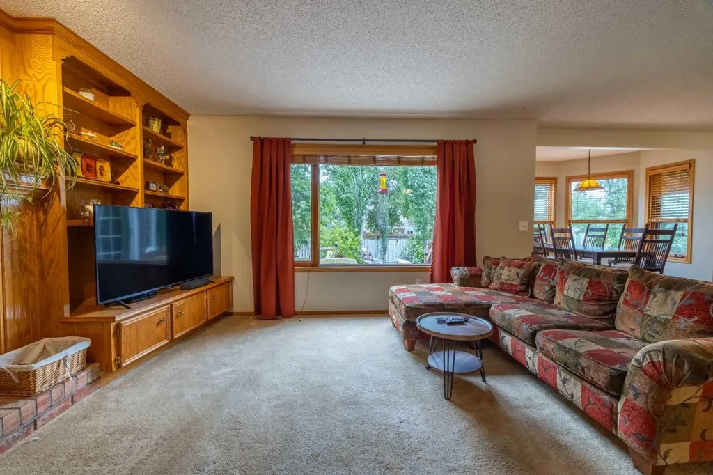 19 Mckenzie Lake Manor SE Calgary AB T2Z 1Y4