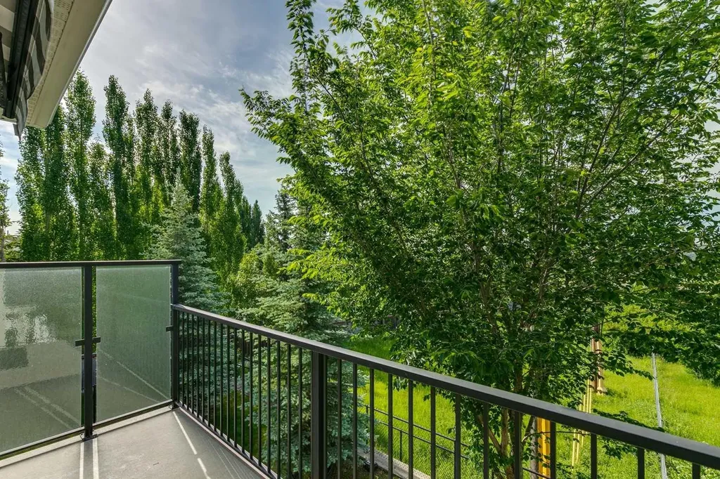 31 Sierra Morena Manor SW Calgary AB T3H1S9