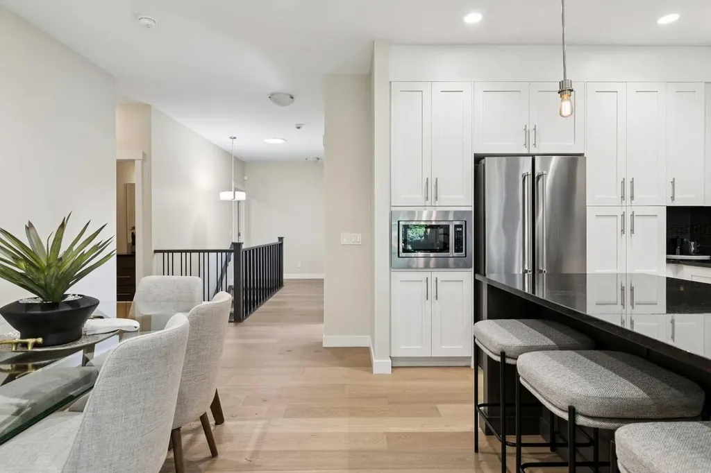 31 Sierra Morena Manor SW Calgary AB T3H1S9