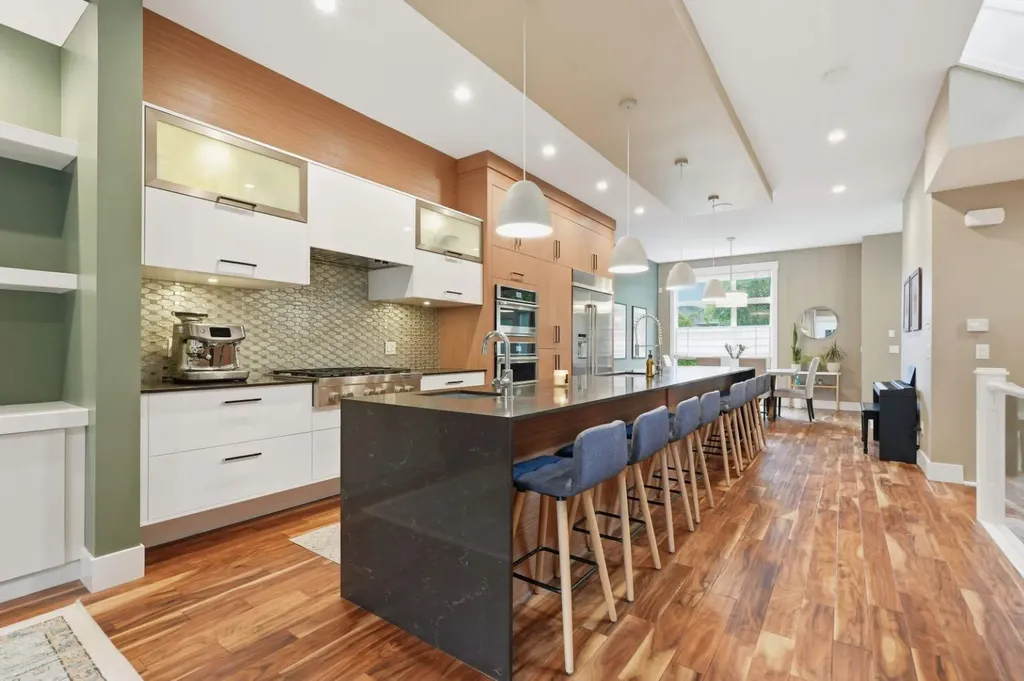 2016 31 Avenue SW Calgary AB T2T1T2