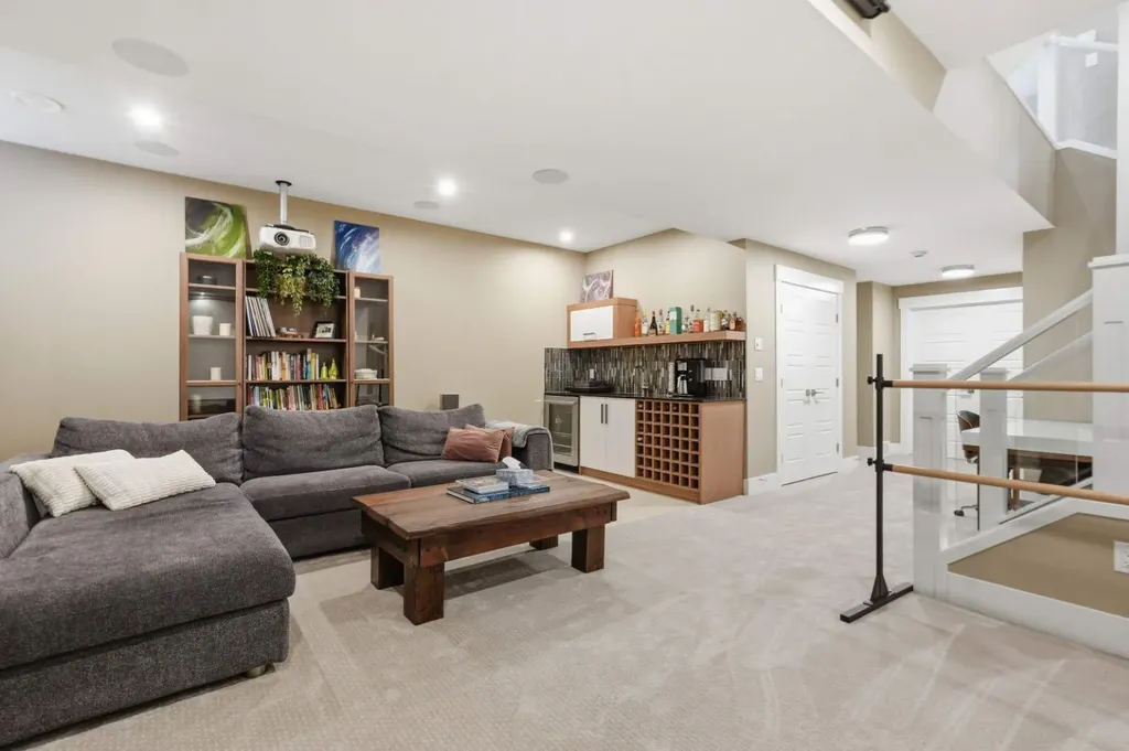 2016 31 Avenue SW Calgary AB T2T1T2