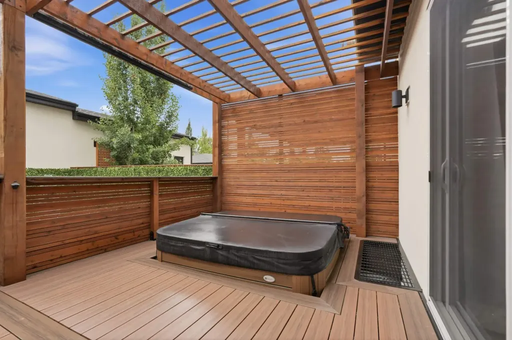2016 31 Avenue SW Calgary AB T2T1T2