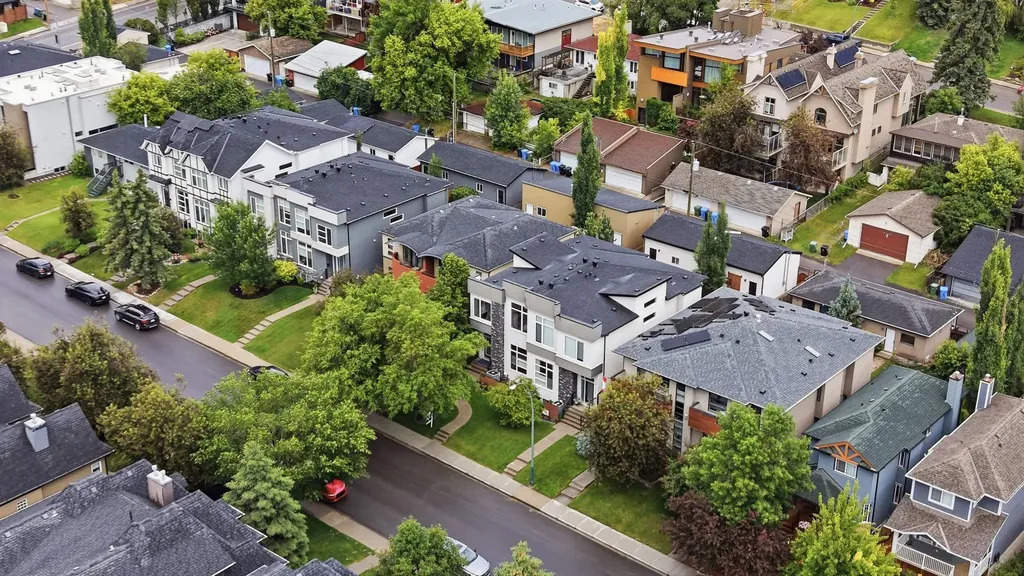 2016 31 Avenue SW Calgary AB T2T1T2