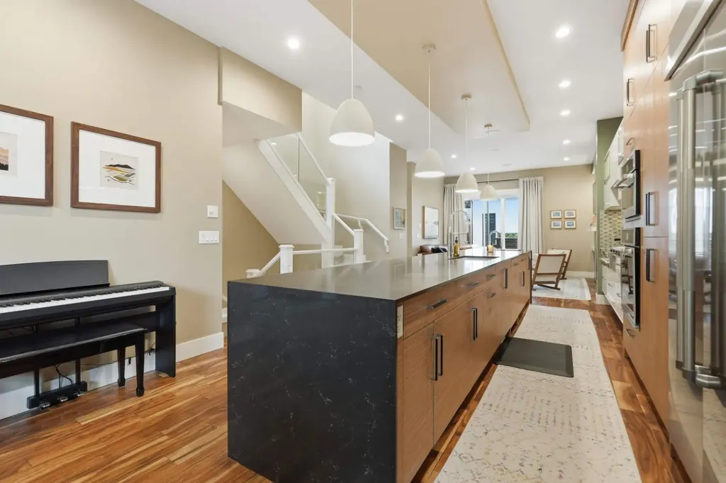 2016 31 Avenue SW Calgary AB T2T1T2