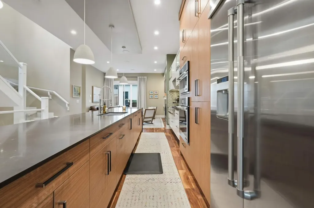 2016 31 Avenue SW Calgary AB T2T1T2