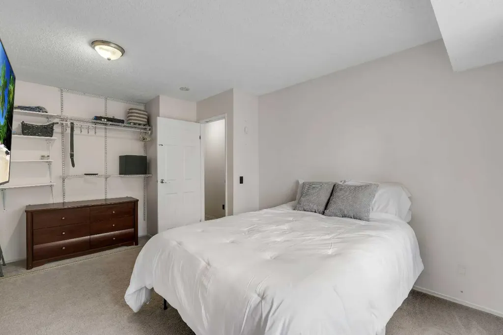 6915 Ranchview Drive NW Calgary AB T3G 1R8
