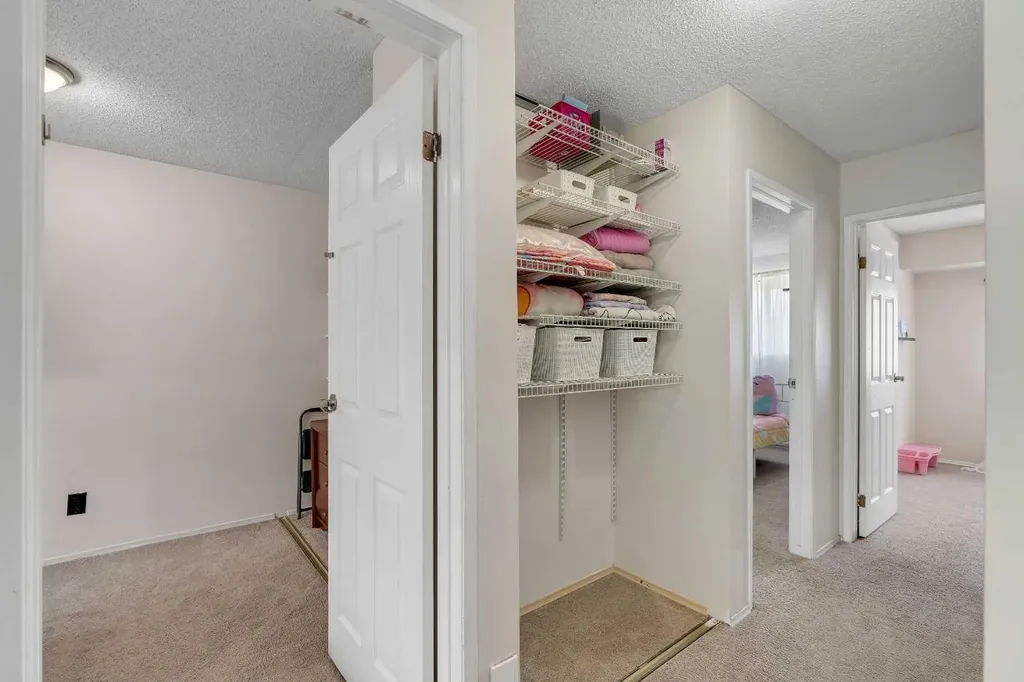 6915 Ranchview Drive NW Calgary AB T3G 1R8