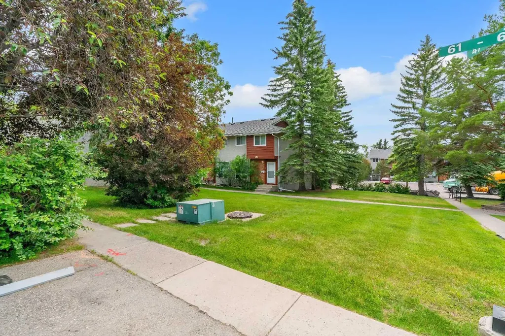 6915 Ranchview Drive NW Calgary AB T3G 1R8