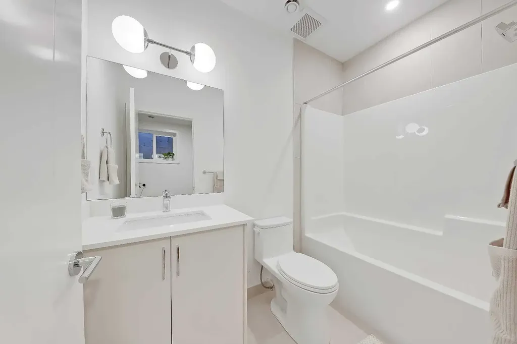 828 8 Avenue NE Calgary AB T2E 9E2