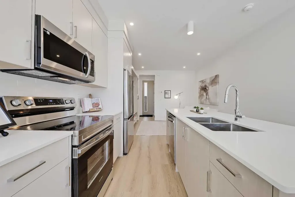 828 8 Avenue NE Calgary AB T2E 9E2
