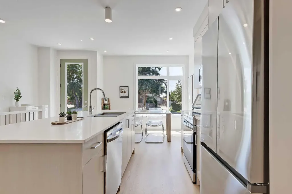 828 8 Avenue NE Calgary AB T2E 9E2