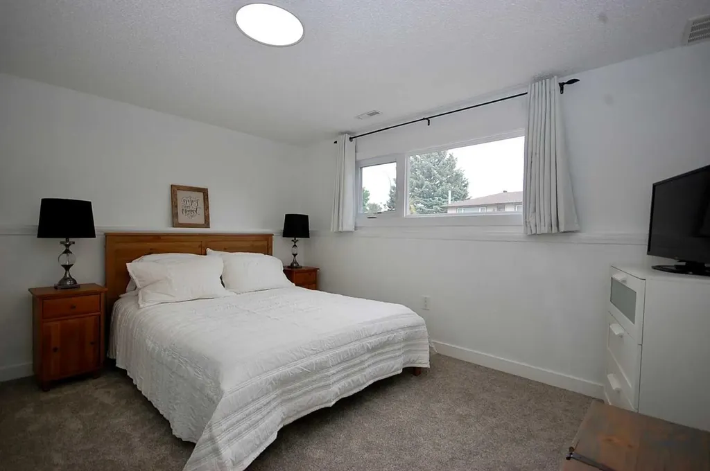 64 Rossmere Avenue SE Medicine Hat AB T1B 2V4