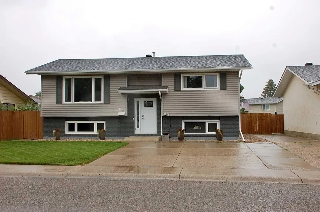 64 Rossmere Avenue SE Medicine Hat AB T1B 2V4