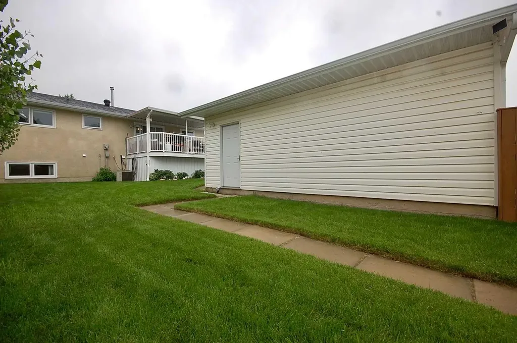64 Rossmere Avenue SE Medicine Hat AB T1B 2V4
