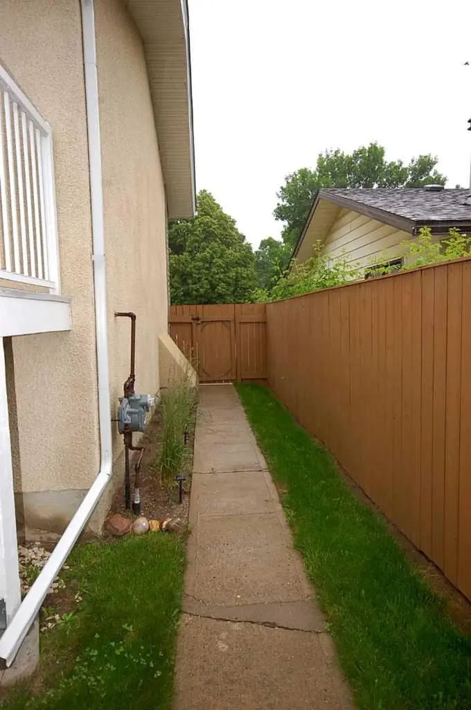 64 Rossmere Avenue SE Medicine Hat AB T1B 2V4