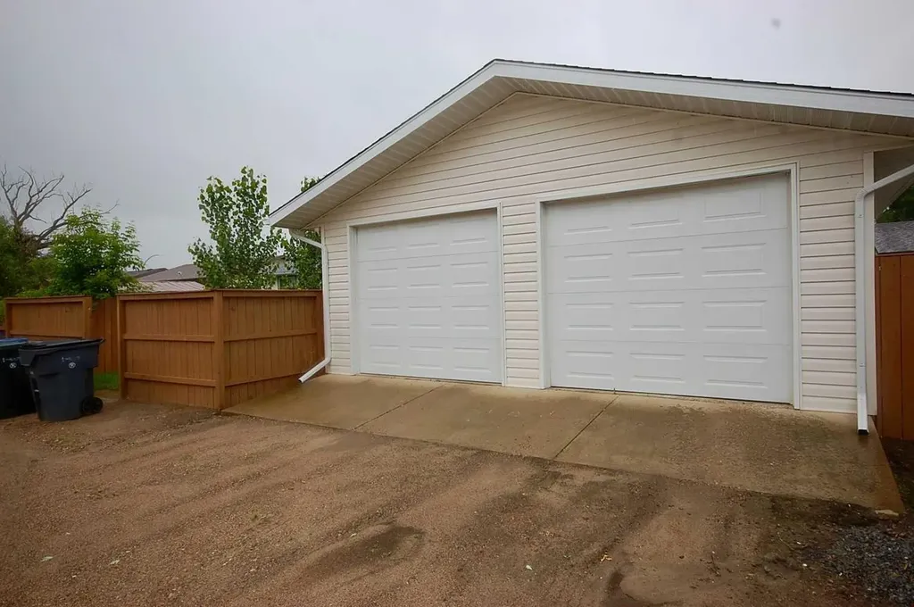 64 Rossmere Avenue SE Medicine Hat AB T1B 2V4
