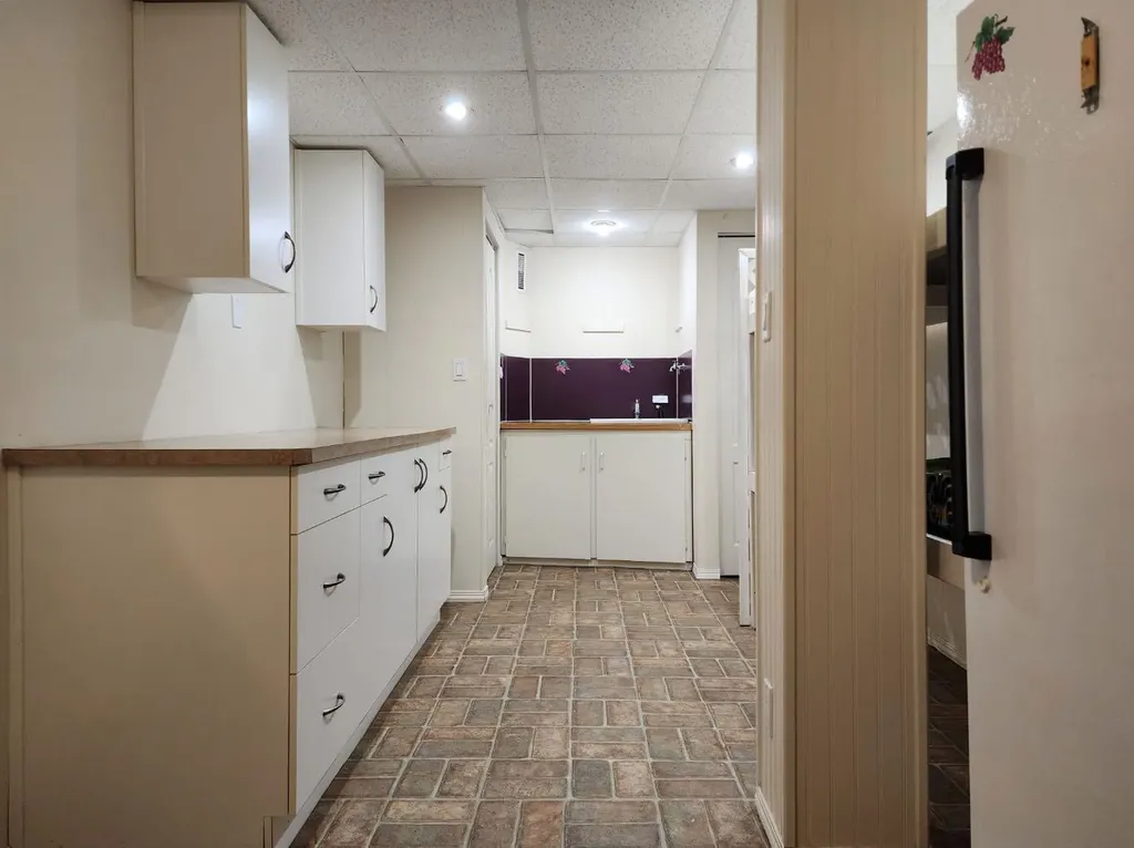 2211 10 Avenue S Lethbridge AB T1K 0C3