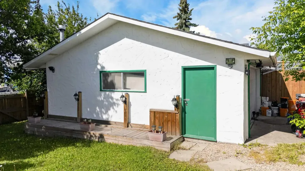 9205 111 Avenue Grande Prairie AB T8V 3L7