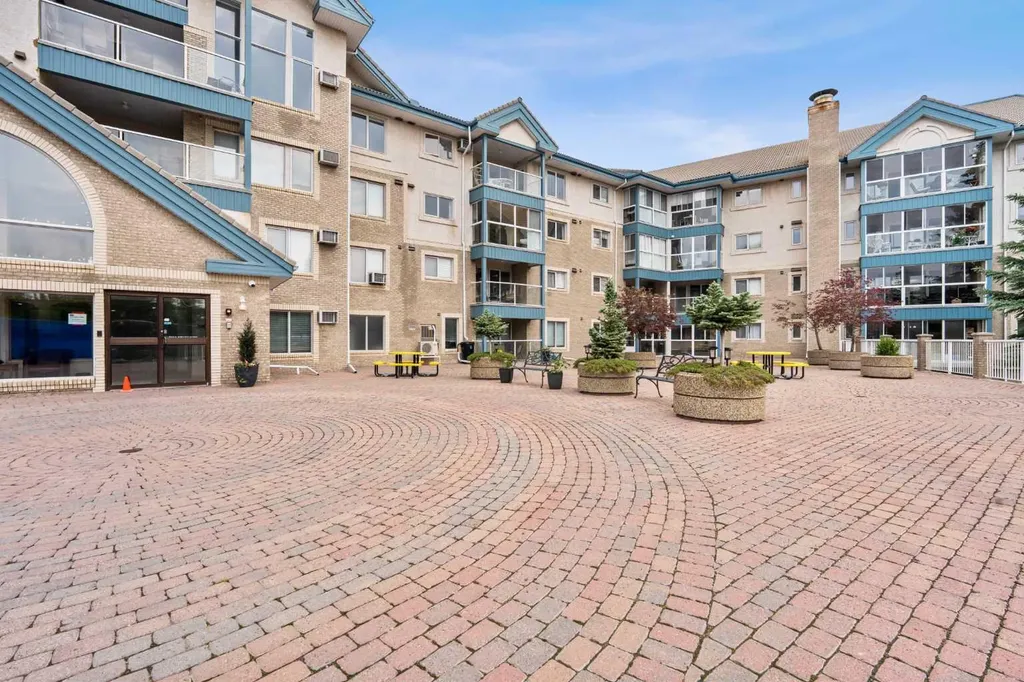 7239 Sierra Morena Boulevard SW Calgary AB T3H 3L7