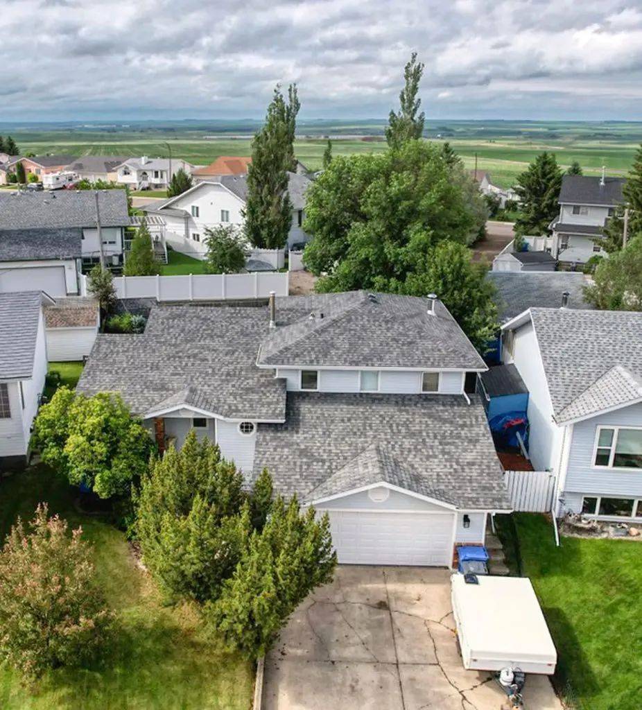 245 9 Street SE Three Hills AB T0M 2A0