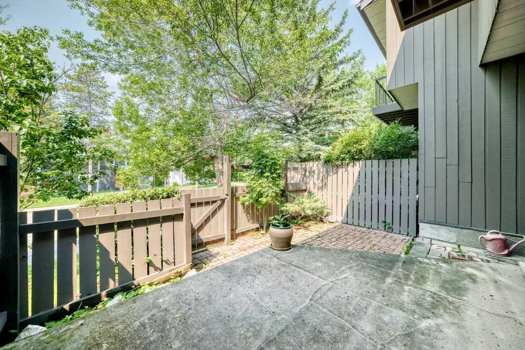 3240 66 Avenue SW Calgary AB T3E 6M5