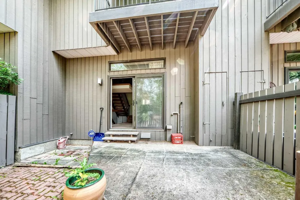 3240 66 Avenue SW Calgary AB T3E 6M5